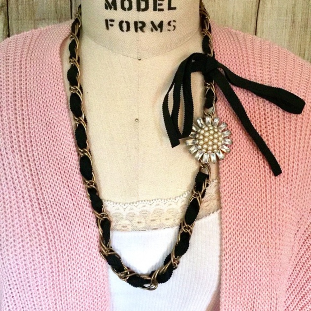 Gorgeous flower pendant necklace